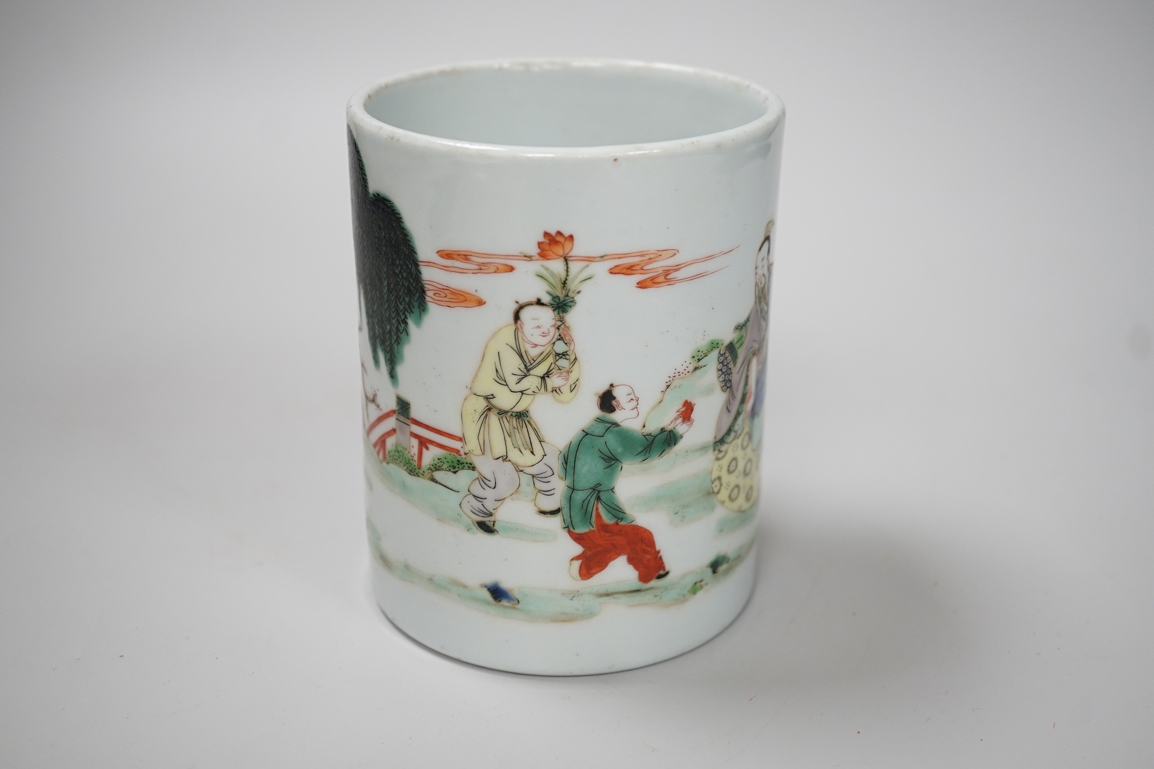 A Chinese famille verte brush pot, 13cm